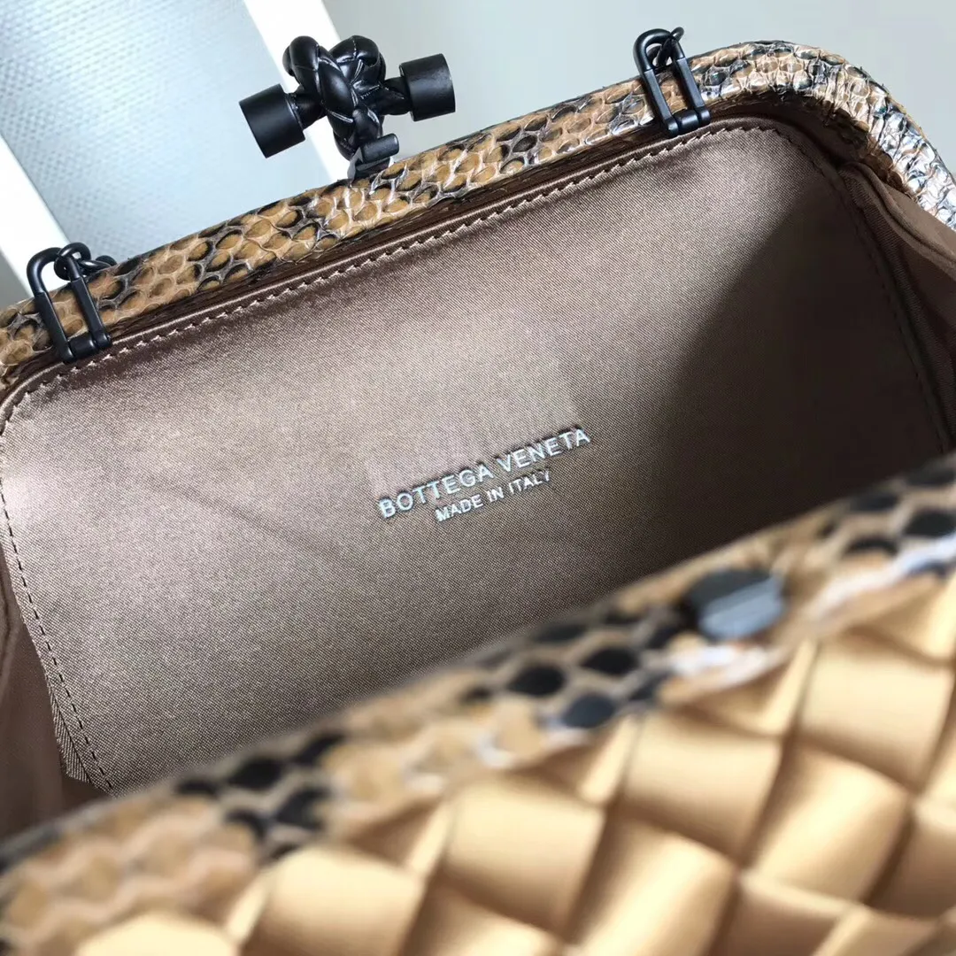 The latest and most popular Knot clutch from the 8651 counter is made of exquisite Japanese silk fabric with snakeskin piping. It looks elegant when worn cross-body or in the hand. It can also be carried by petite girls and can hold 2 iPhone X phones. Size: 20cm*12cm